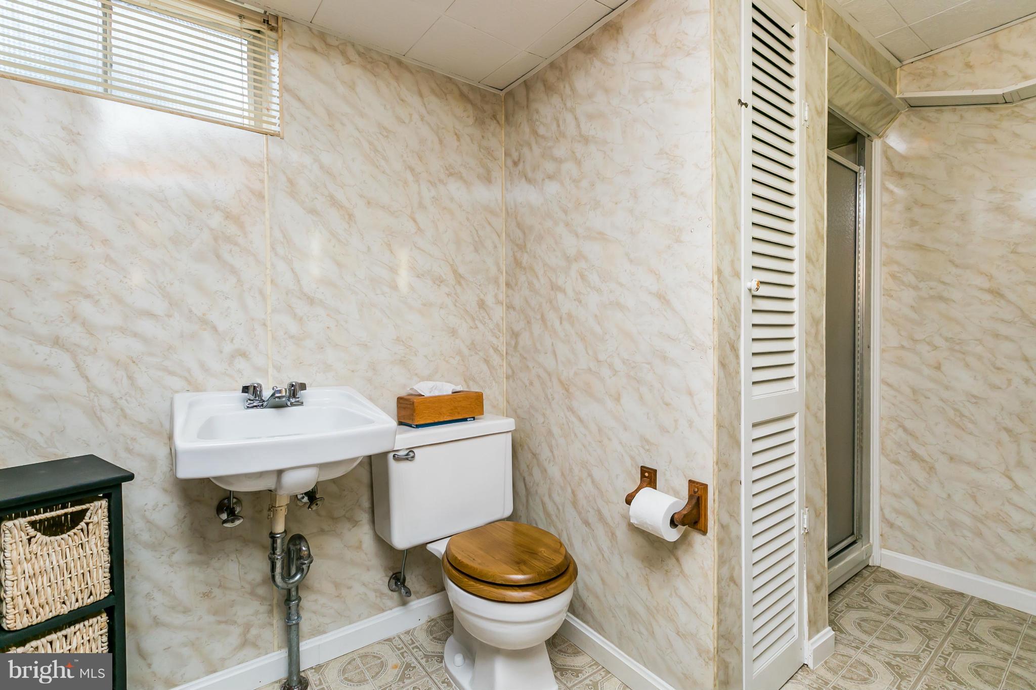 2455 Woodcroft Road Baltimore, MD 21234 - Photo 20 of 29 Bath