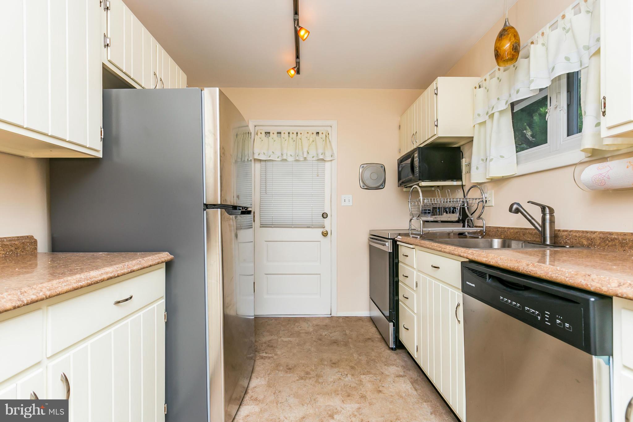 2455 Woodcroft Road Baltimore, MD 21234 - Photo 10 of 29 Kitchen