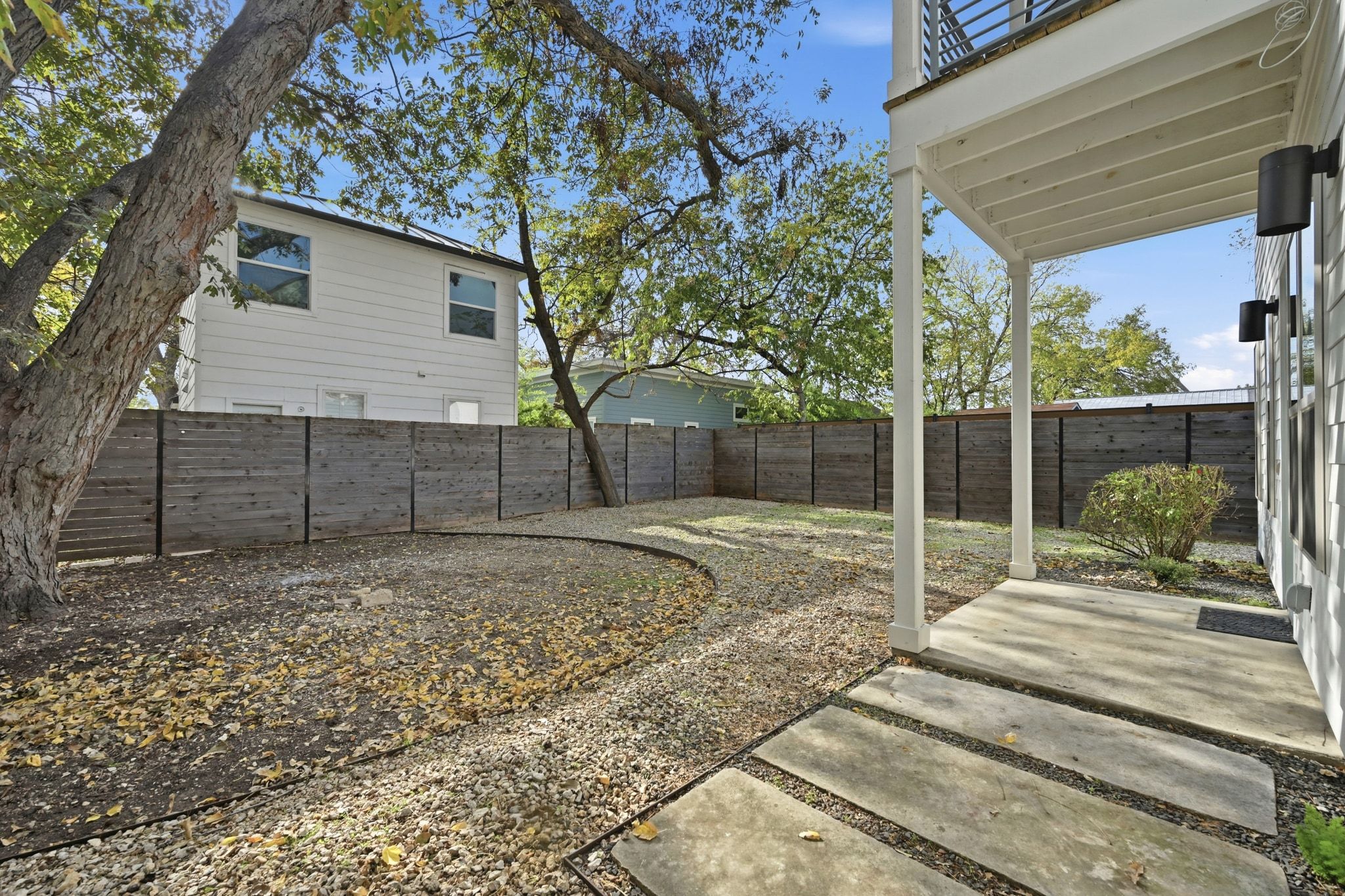 2811 Garwood Street, Unit B Austin, TX 78702 - Photo 4 of 25 a backyard of a house
