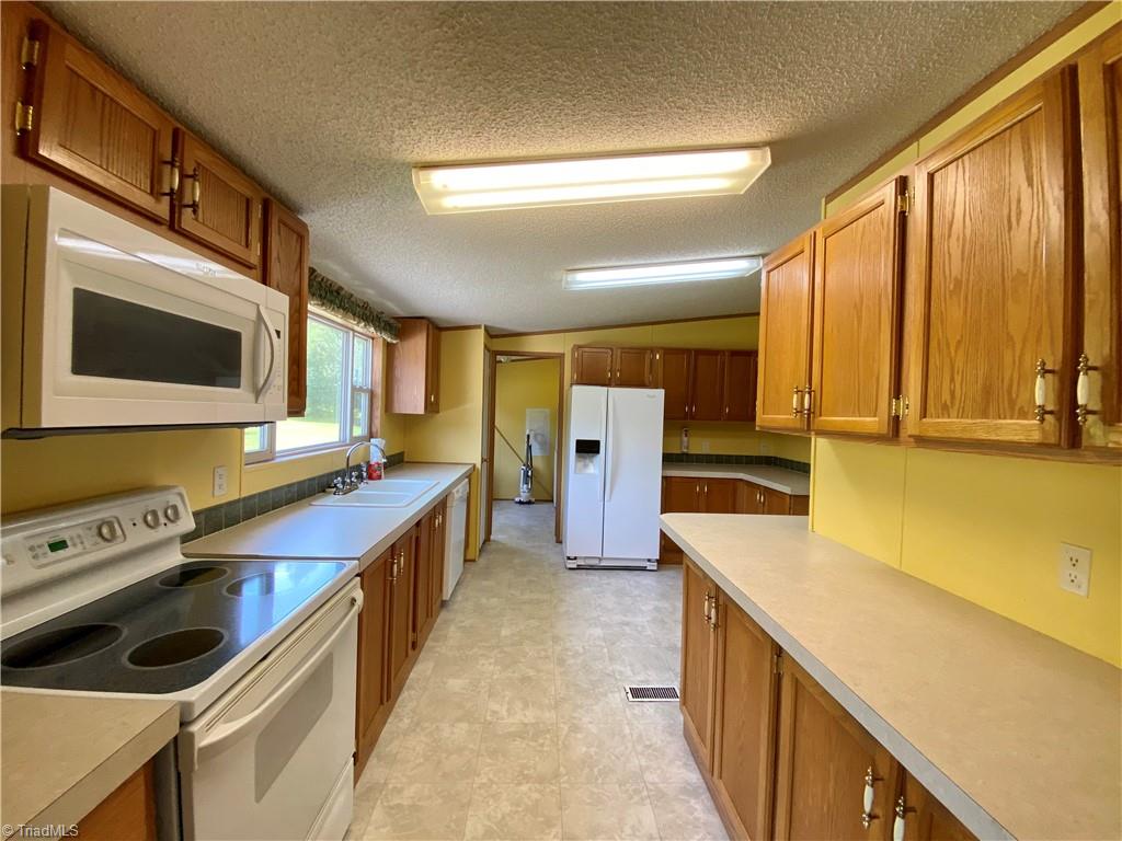 201 Beacon Ridge Road Thomasville, NC 27360 - Photo 5 of 21 Gallery Image 5