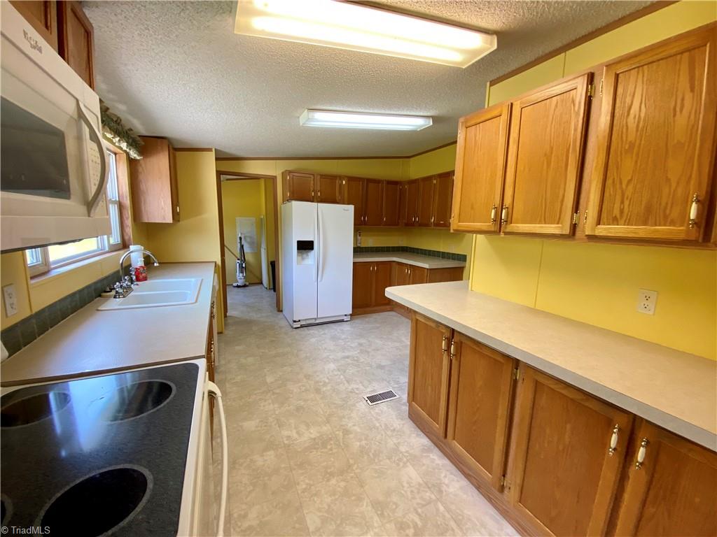 201 Beacon Ridge Road Thomasville, NC 27360 - Photo 8 of 21 Gallery Image 8