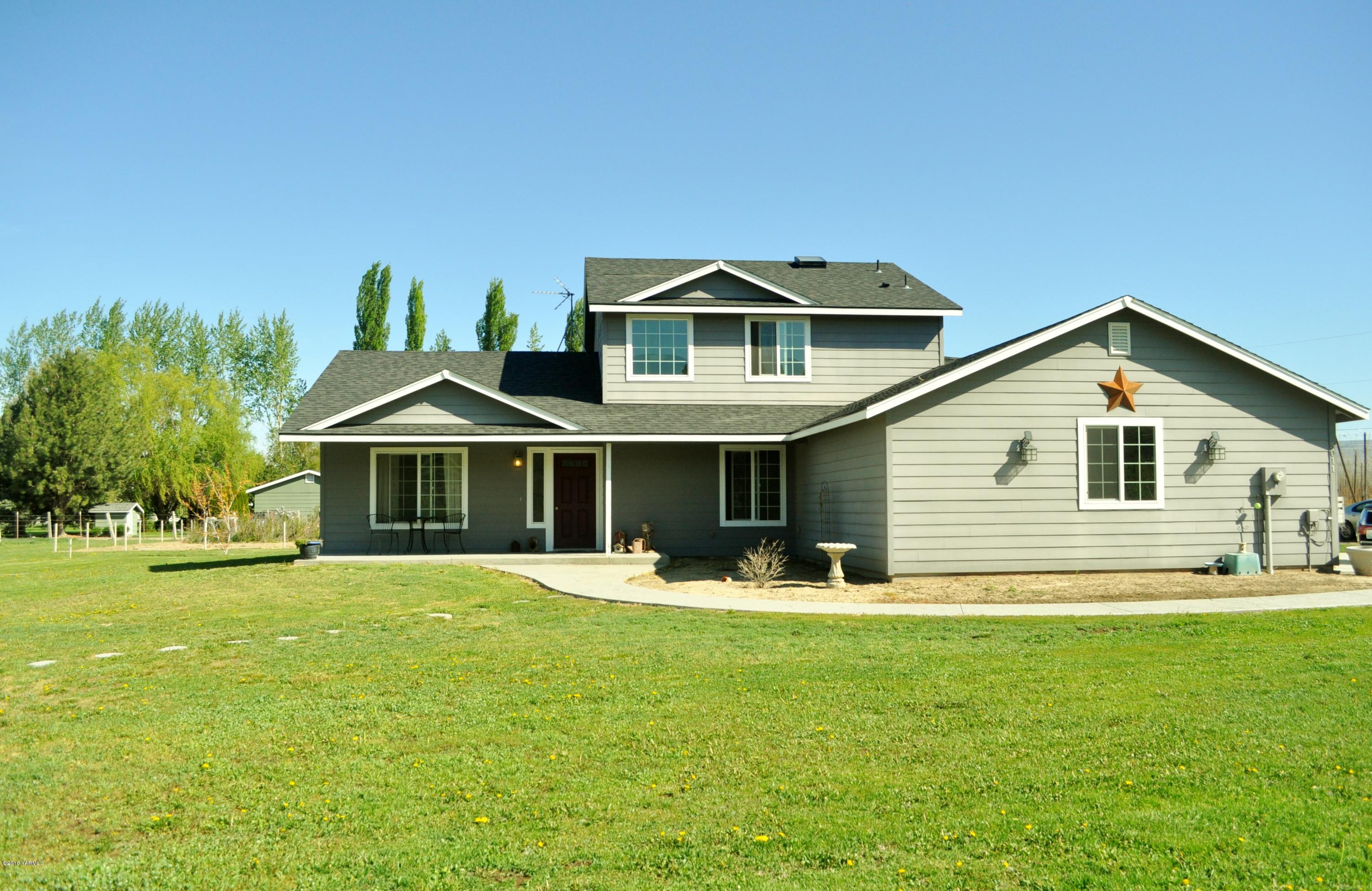 5011 Gamache Road Moxee, WA 98936 - Photo 1 of 26 a front view of a house with a yard