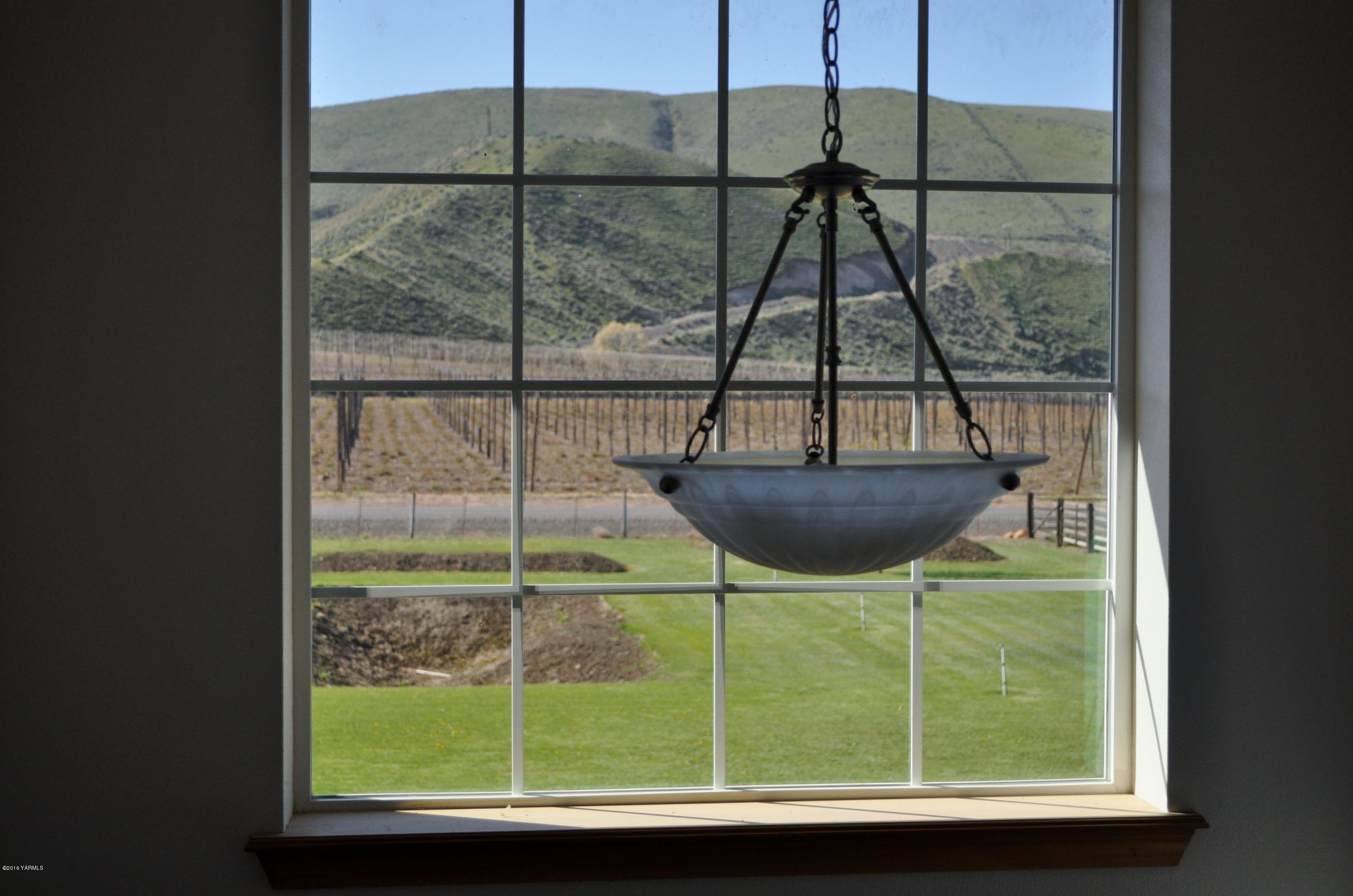5011 Gamache Road Moxee, WA 98936 - Photo 14 of 26 a view of a balcony