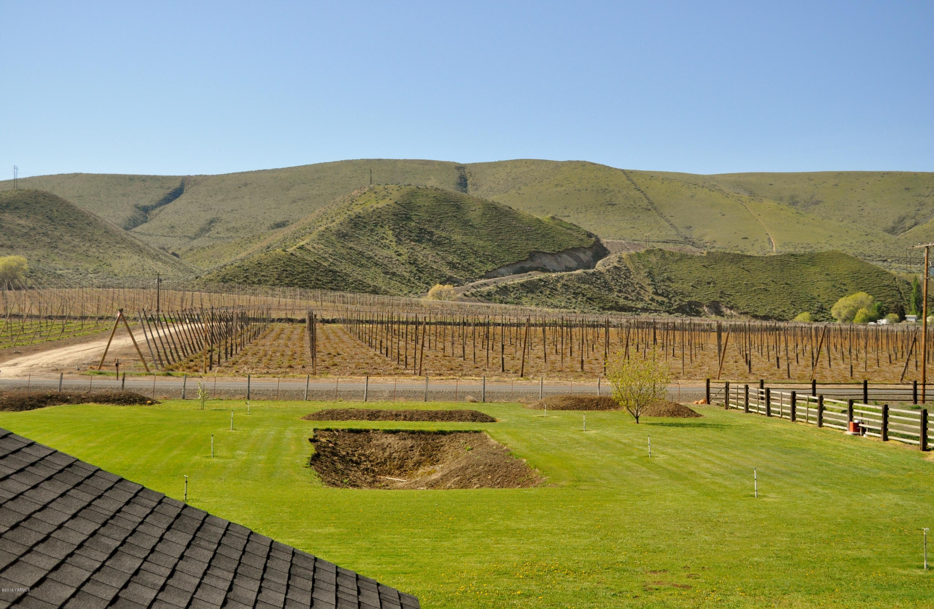 5011 Gamache Road Moxee, WA 98936 - Photo 15 of 26 a view of a backyard with a lake
