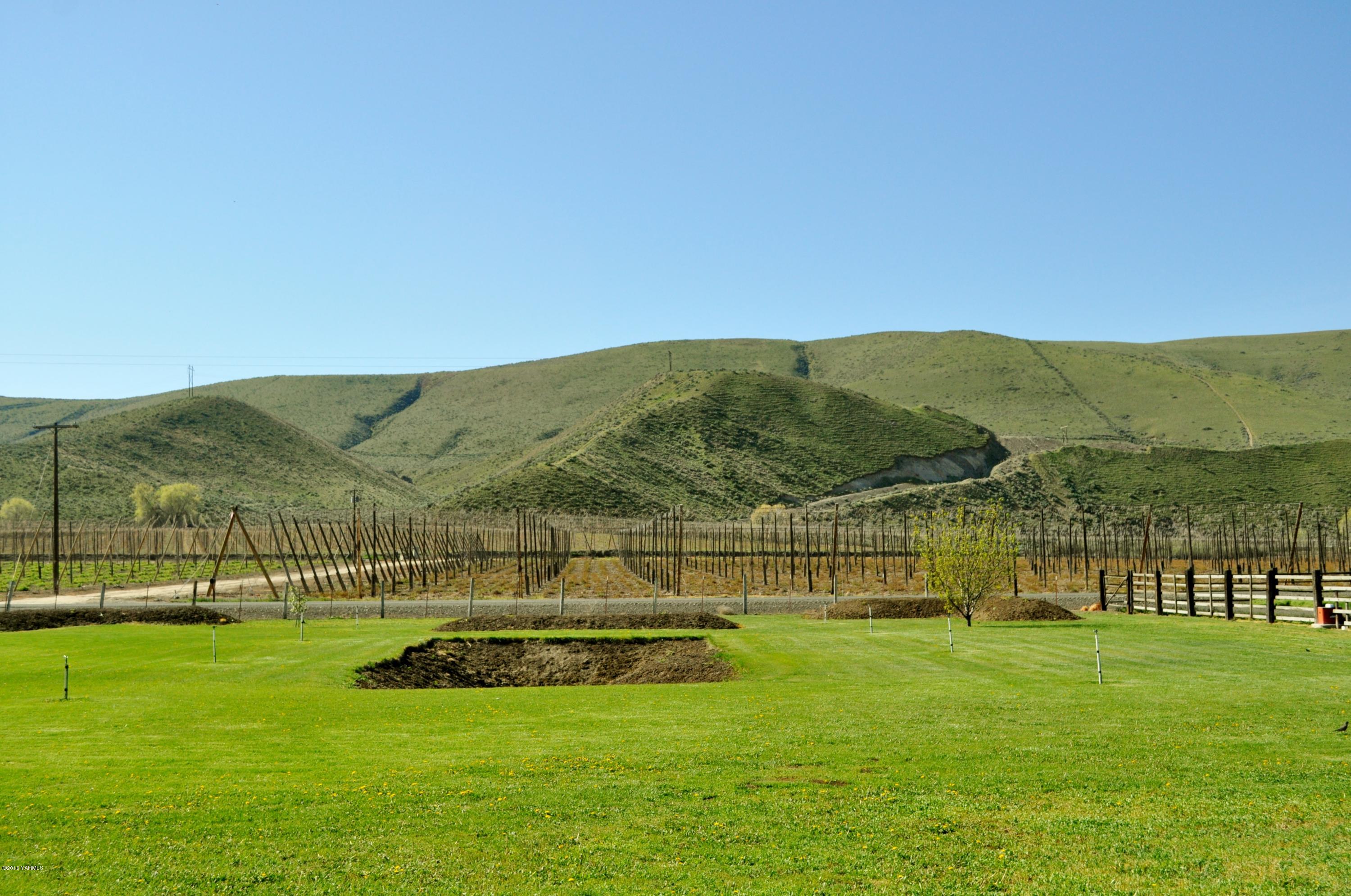 5011 Gamache Road Moxee, WA 98936 - Photo 17 of 26 a view of garden with ocean view