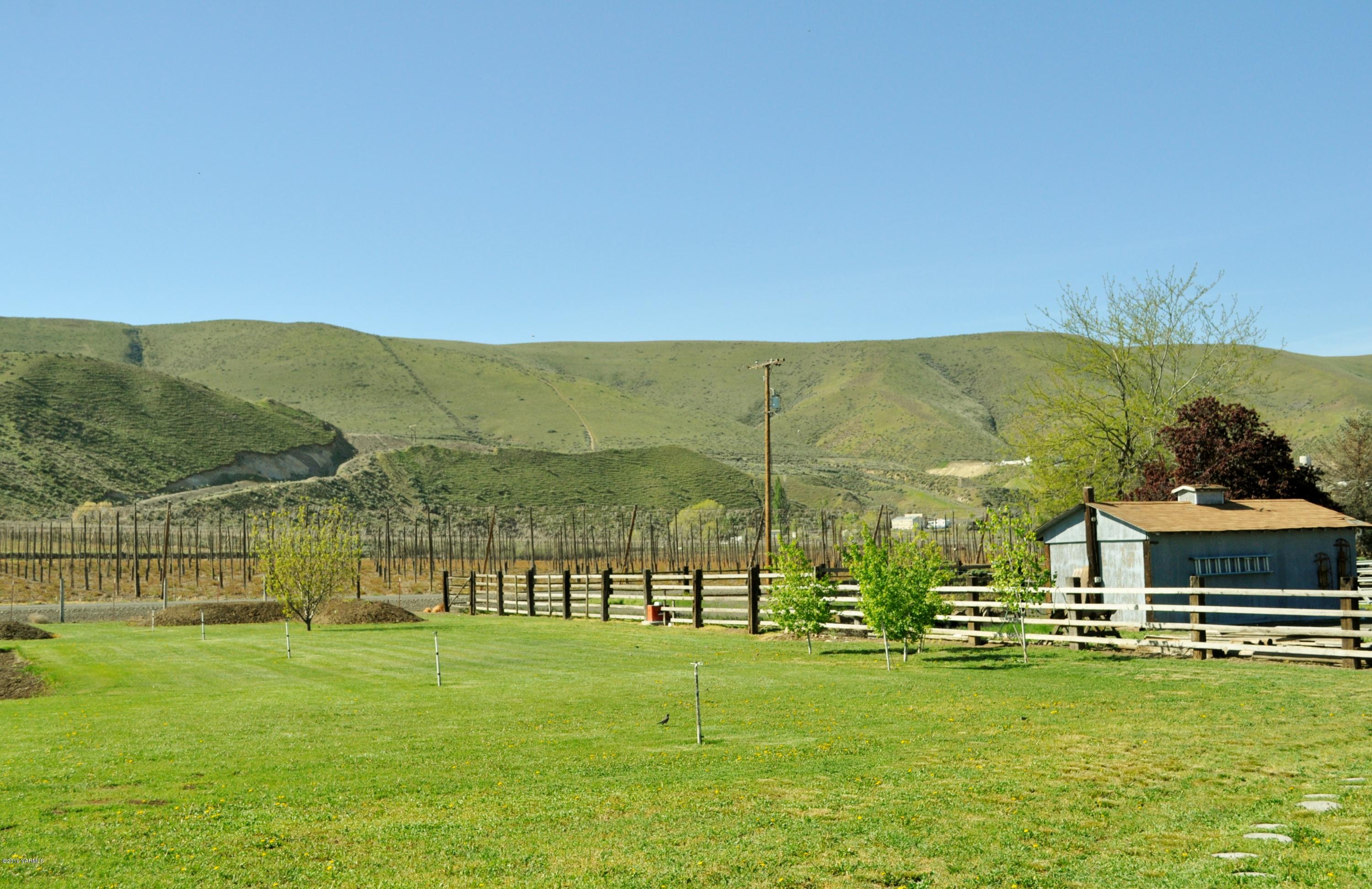 5011 Gamache Road Moxee, WA 98936 - Photo 18 of 26 a view of a garden with an ocean