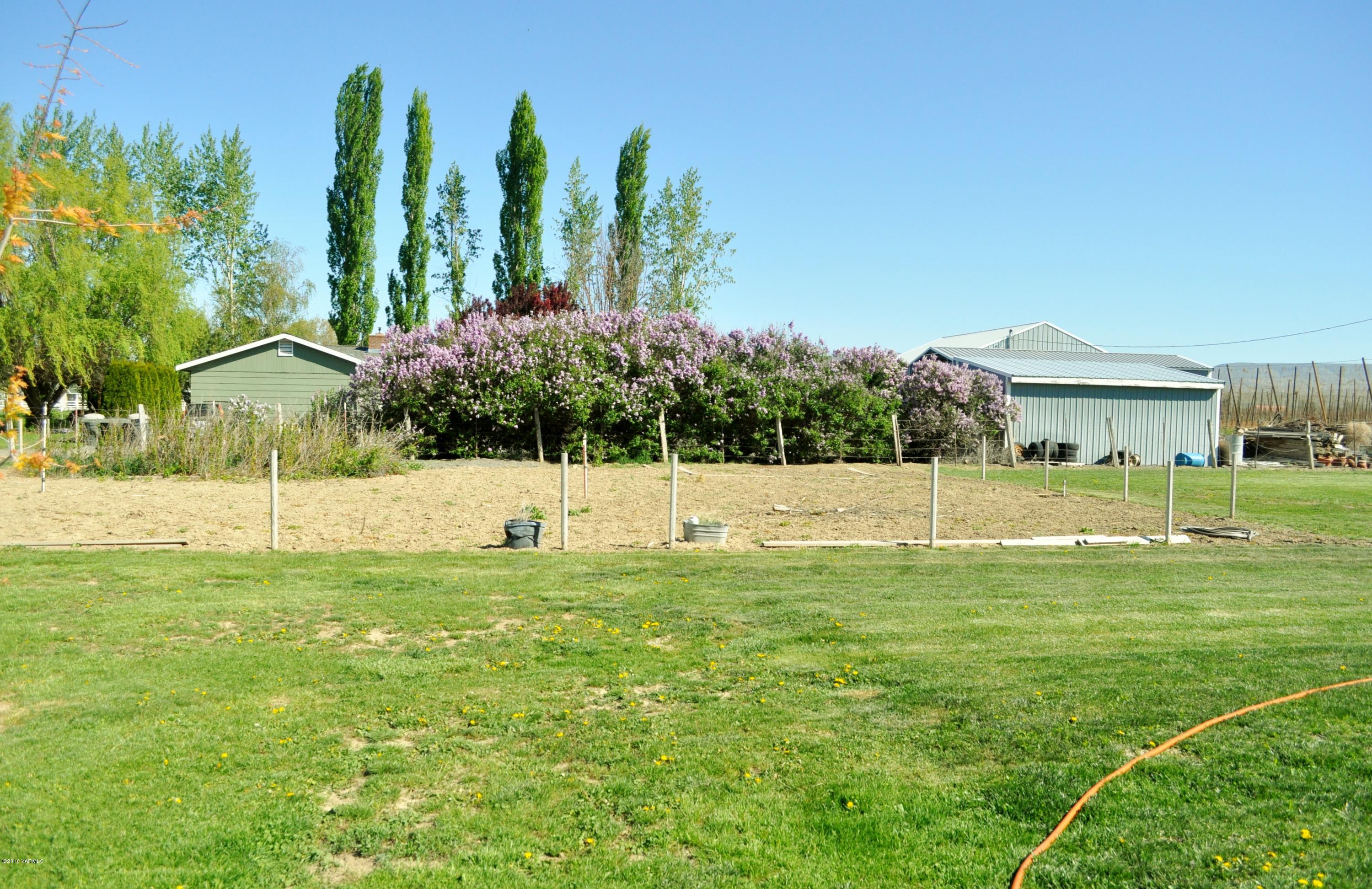 5011 Gamache Road Moxee, WA 98936 - Photo 20 of 26 a view of a house with a yard