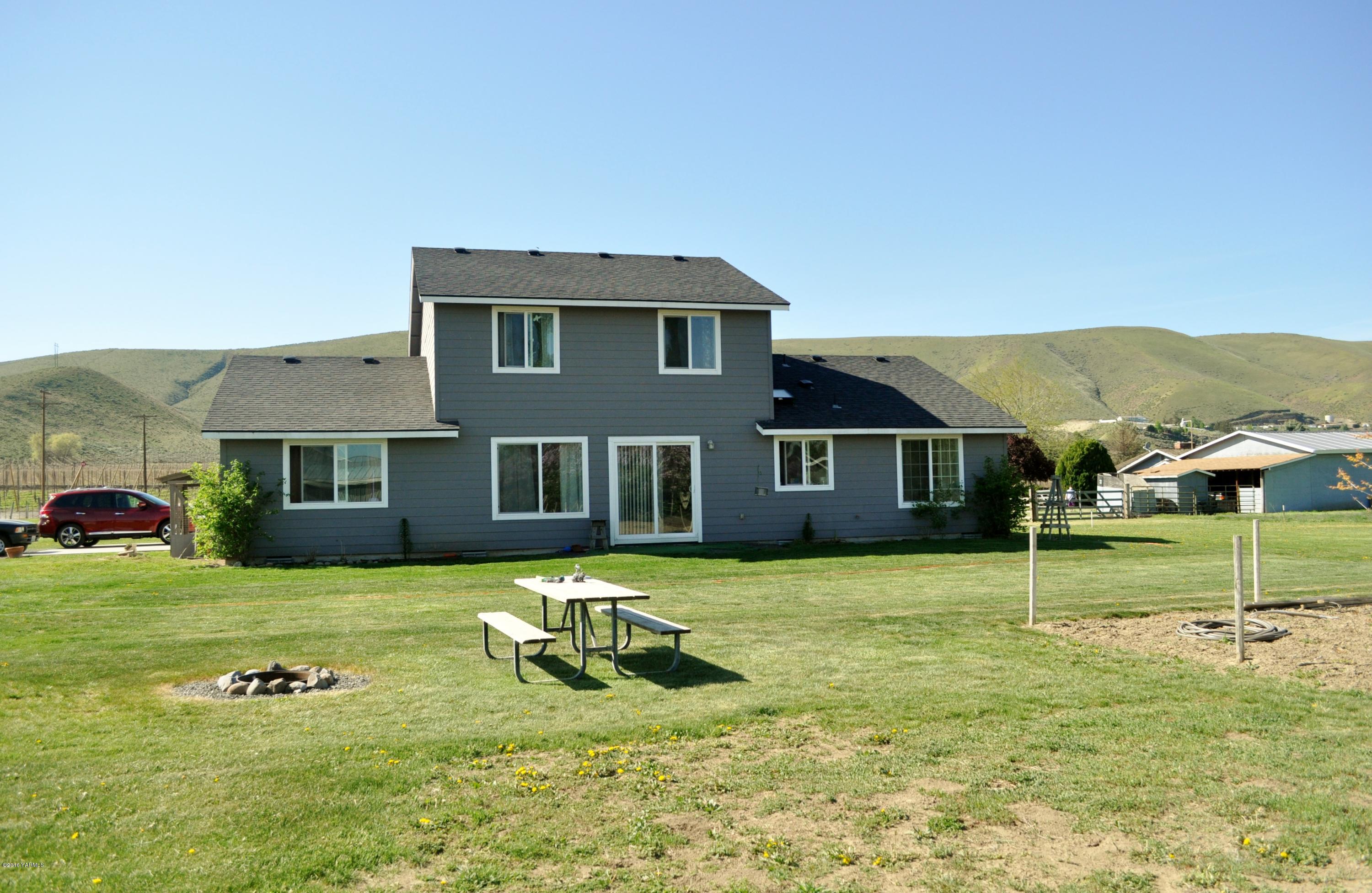 5011 Gamache Road Moxee, WA 98936 - Photo 3 of 26 a front view of a house with a yard
