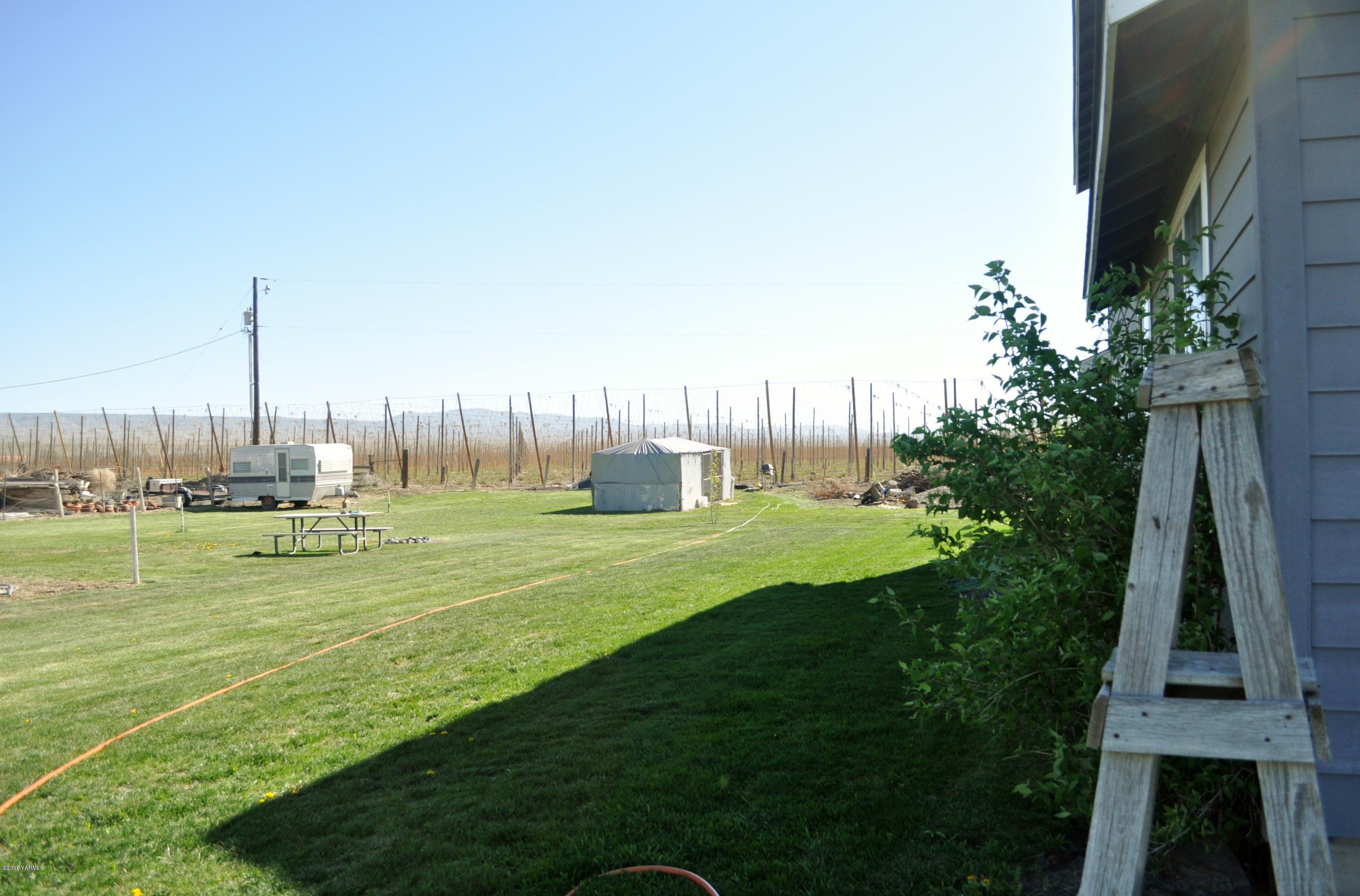 5011 Gamache Road Moxee, WA 98936 - Photo 22 of 26 a view of a golf course with a garden