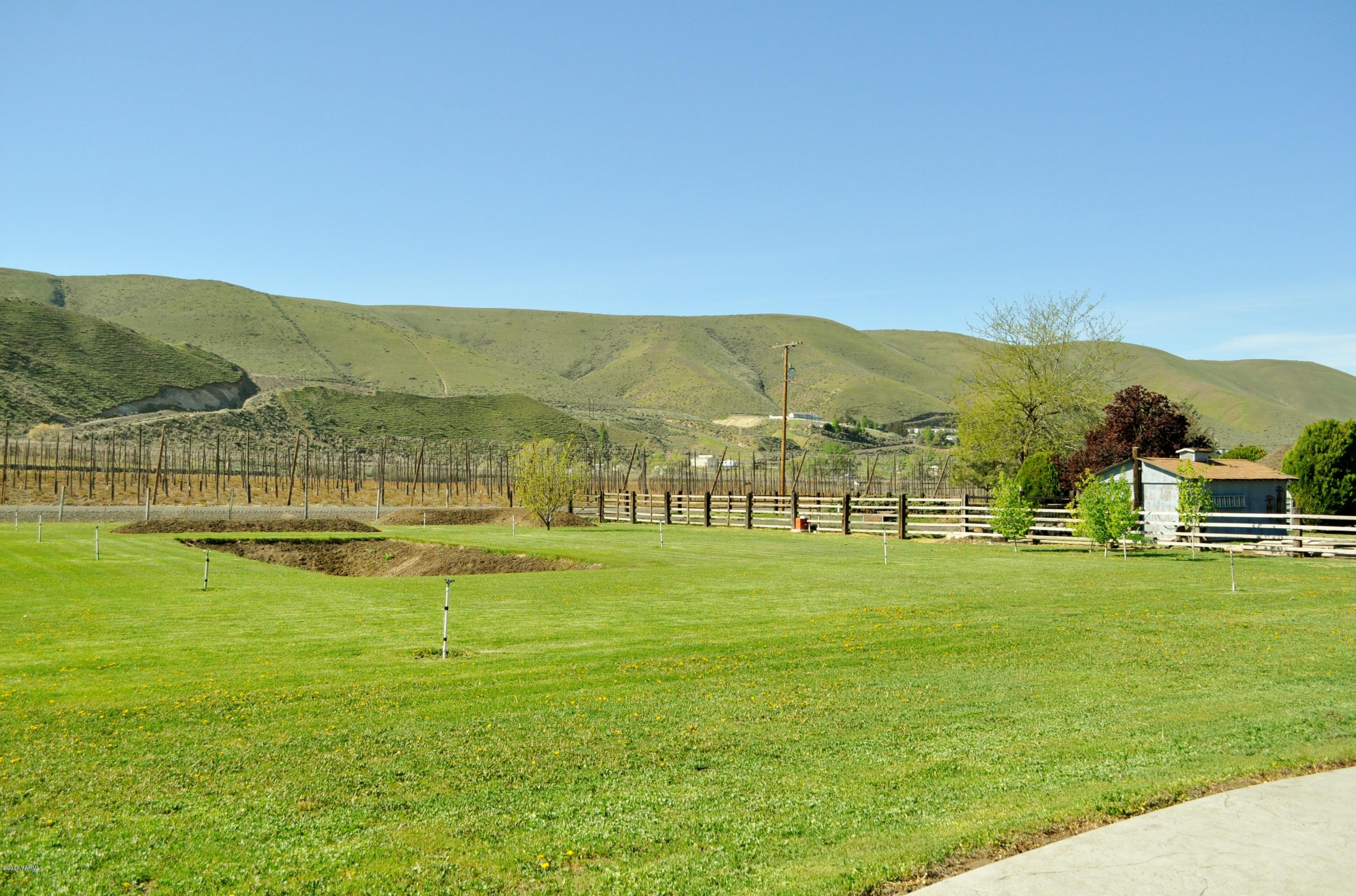 5011 Gamache Road Moxee, WA 98936 - Photo 25 of 26 a view of a city with an ocean