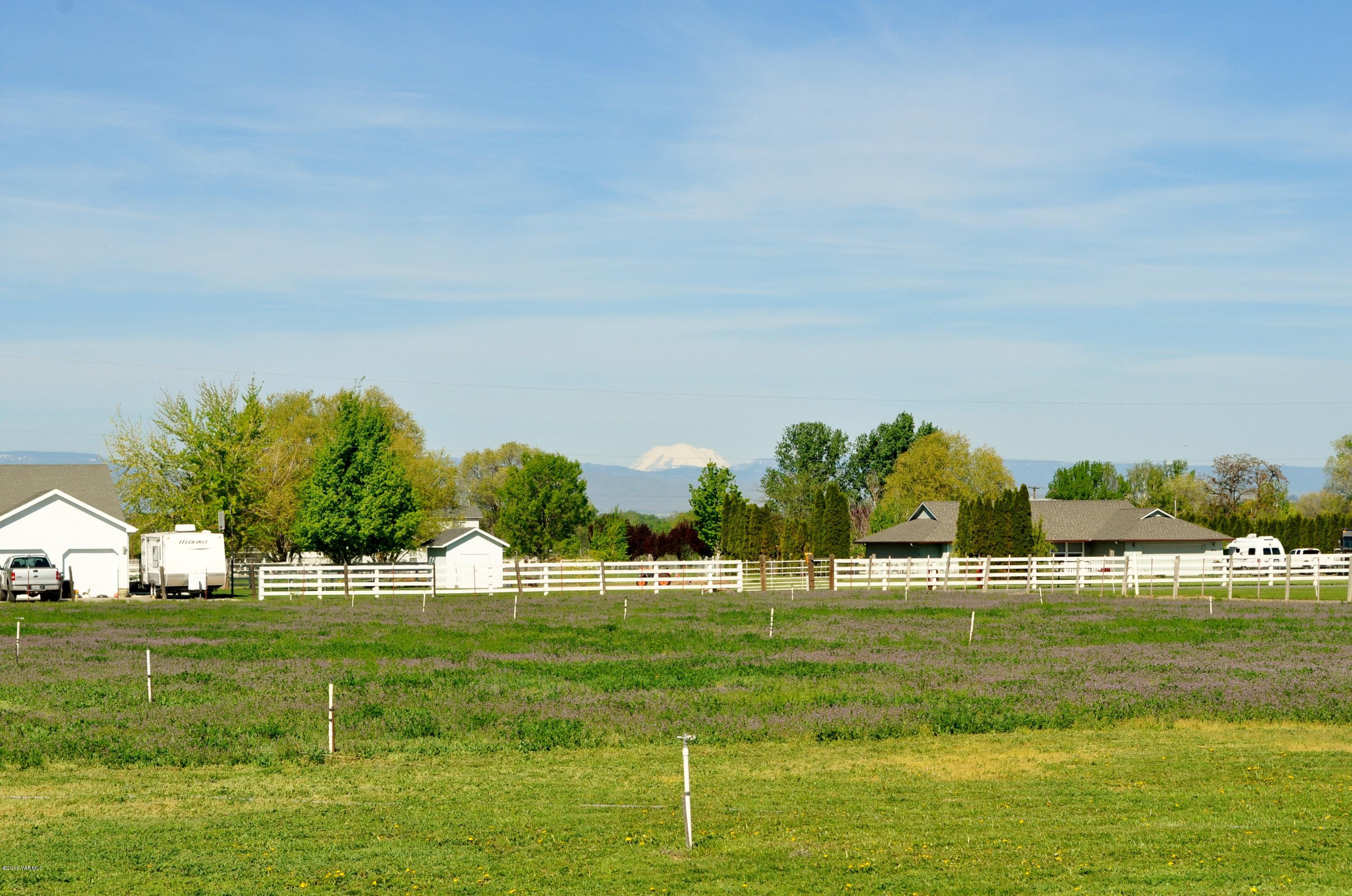 5011 Gamache Road Moxee, WA 98936 - Photo 26 of 26 a view of a grassy field with benches