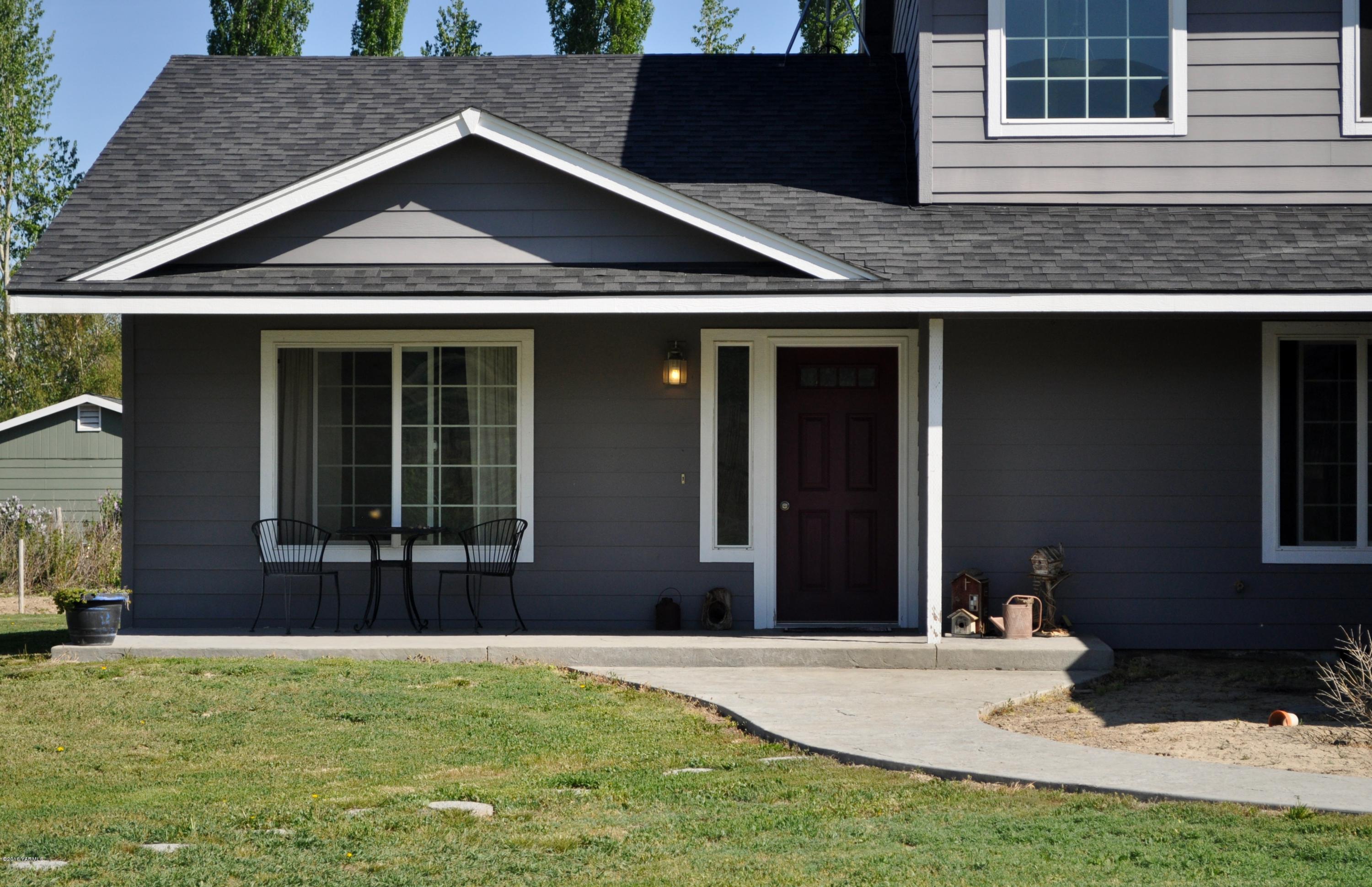 5011 Gamache Road Moxee, WA 98936 - Photo 4 of 26 a house with yard in front of it