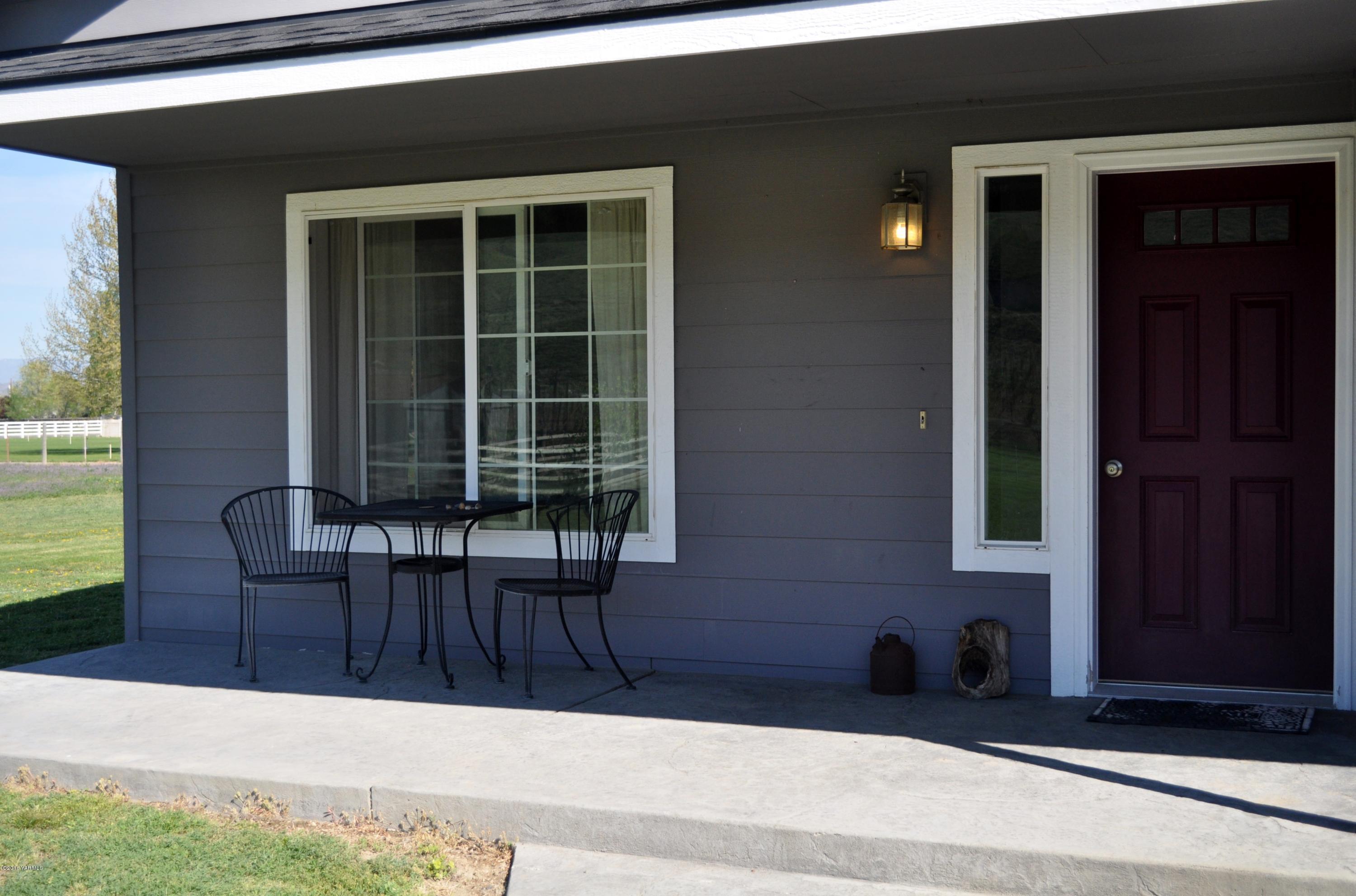 5011 Gamache Road Moxee, WA 98936 - Photo 5 of 26 a view of front door of house