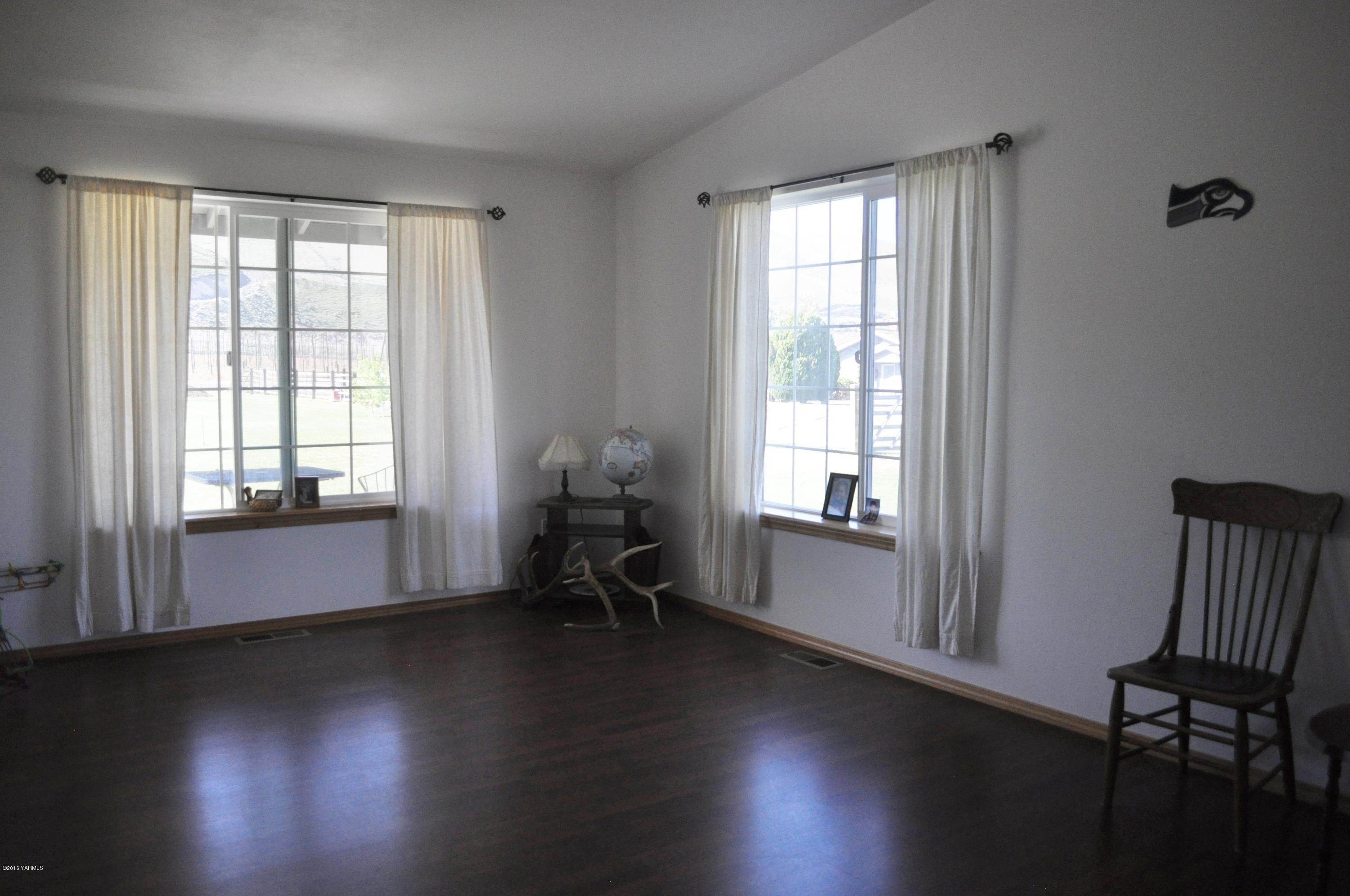 5011 Gamache Road Moxee, WA 98936 - Photo 7 of 26 a living room with hardwood floor and a window