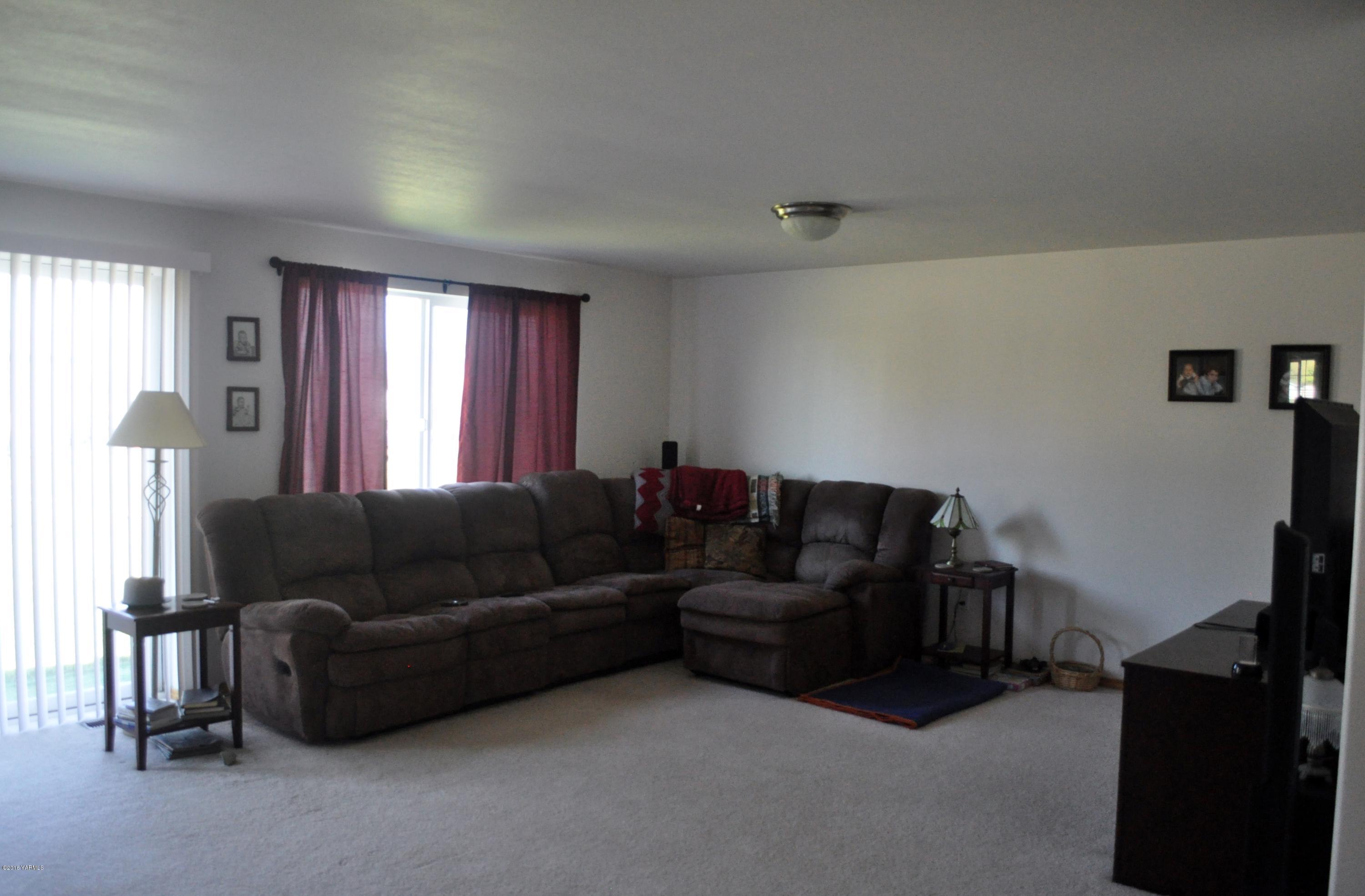 5011 Gamache Road Moxee, WA 98936 - Photo 9 of 26 a living room with furniture and a window