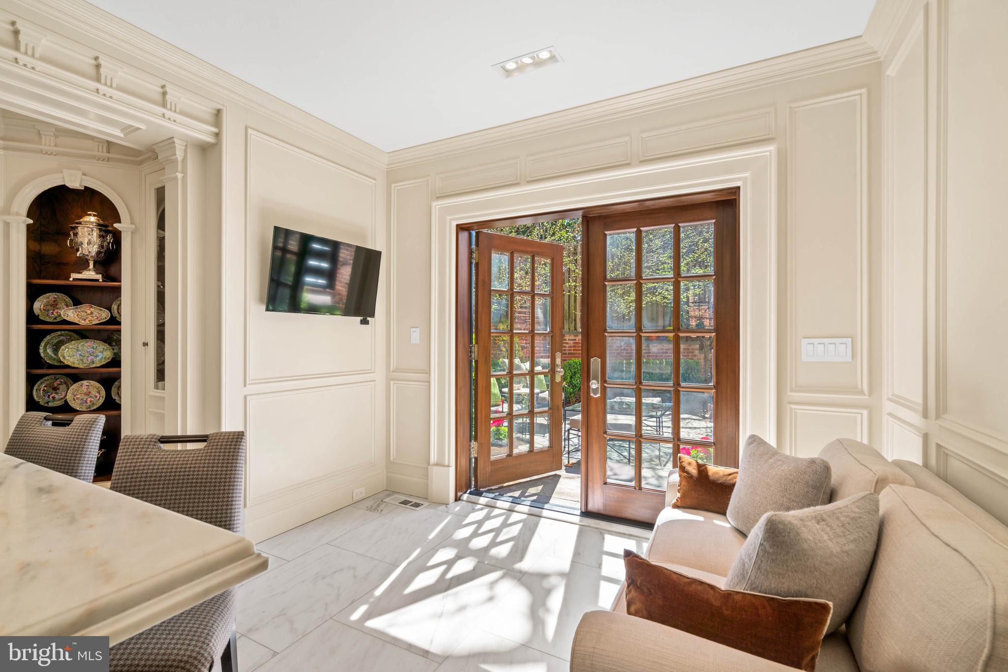 2446 Kalorama Road Northwest Washington, DC 20008 - Photo 11 of 35 Seating Area