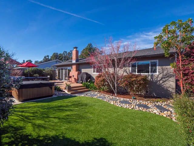 a view of a yard with an tree