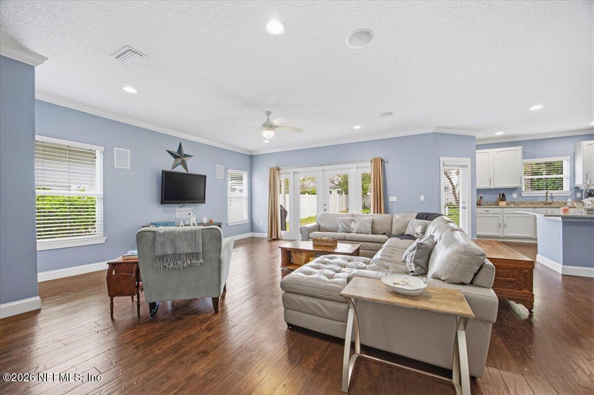 4009 Palm Way Jacksonville Beach, FL 32250 - Photo 5 of 24 a living room with furniture and a flat screen tv