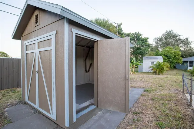 a view of a house with backyard and trees