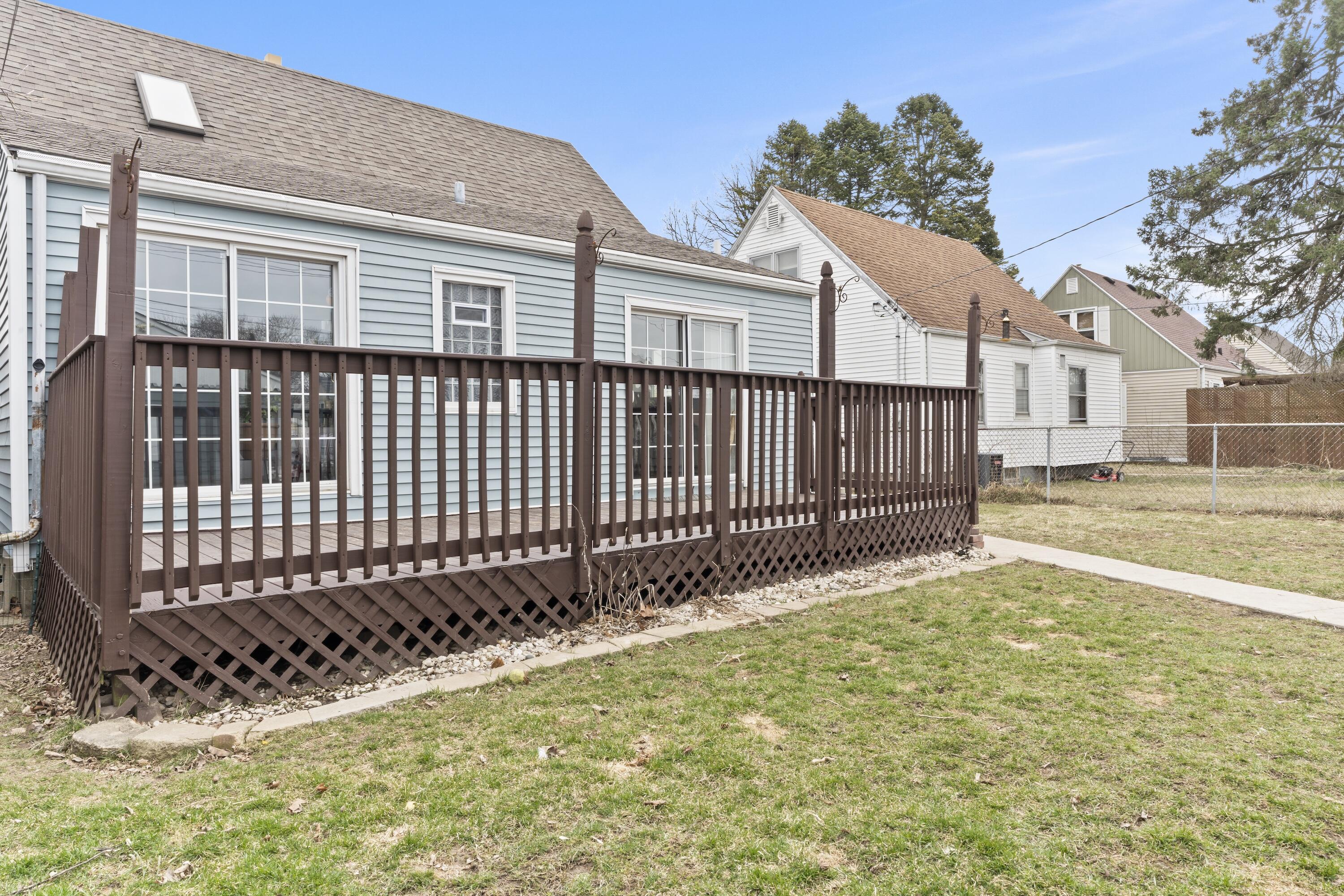 3527 North 99th Street Milwaukee, WI 53222 - Photo 24 of 29 Back deck