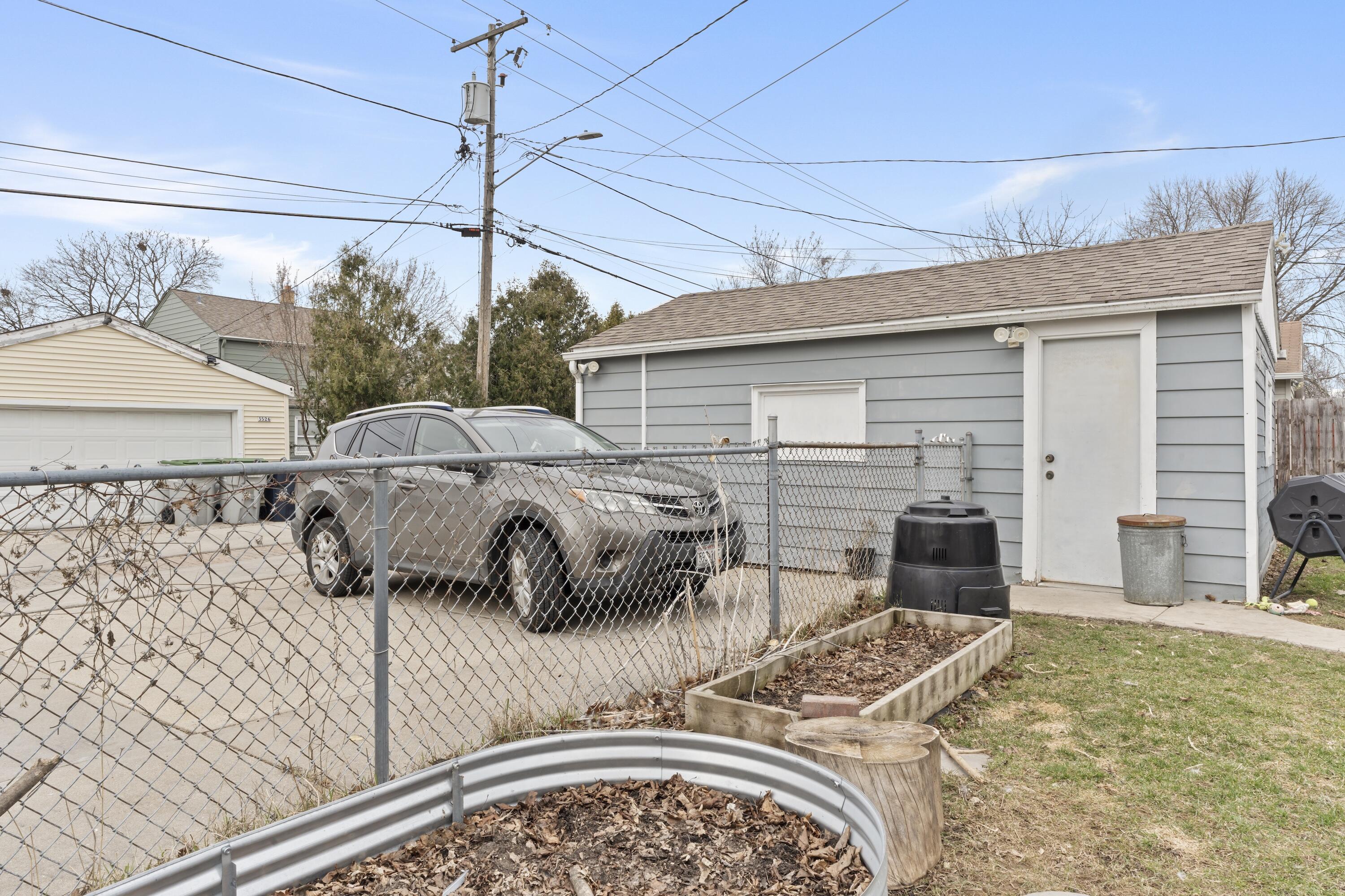 3527 North 99th Street Milwaukee, WI 53222 - Photo 25 of 29 Garage and parking