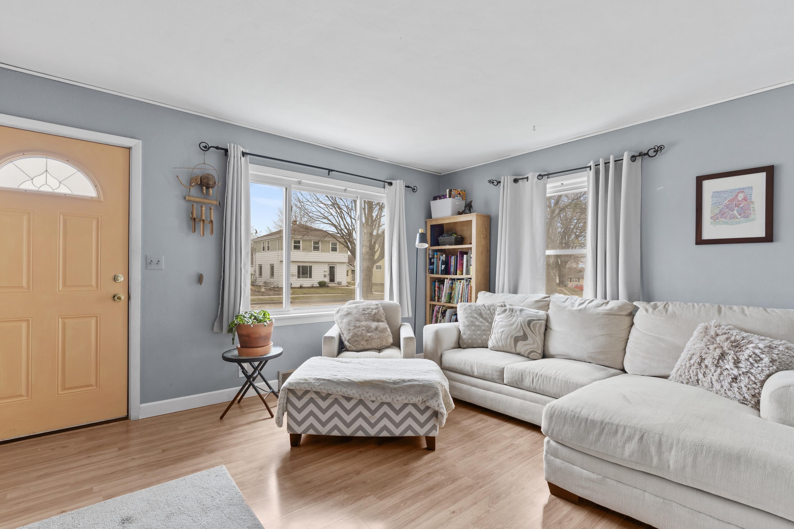 3527 North 99th Street Milwaukee, WI 53222 - Photo 3 of 29 Bright living room