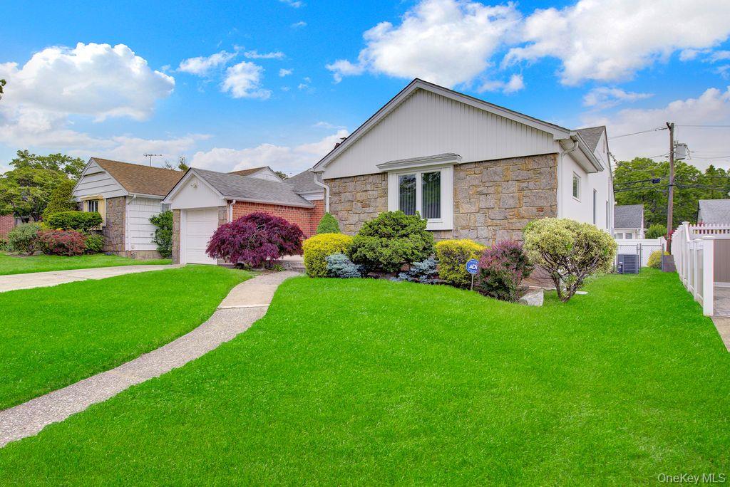 1662 Sherbourne Road Valley Stream, NY 11580 - Photo 4 of 27