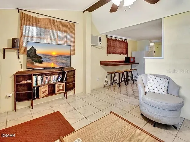 $1,550 | 311 North Blue Lake Terrace, Unit 1, DeLand, FL 32724