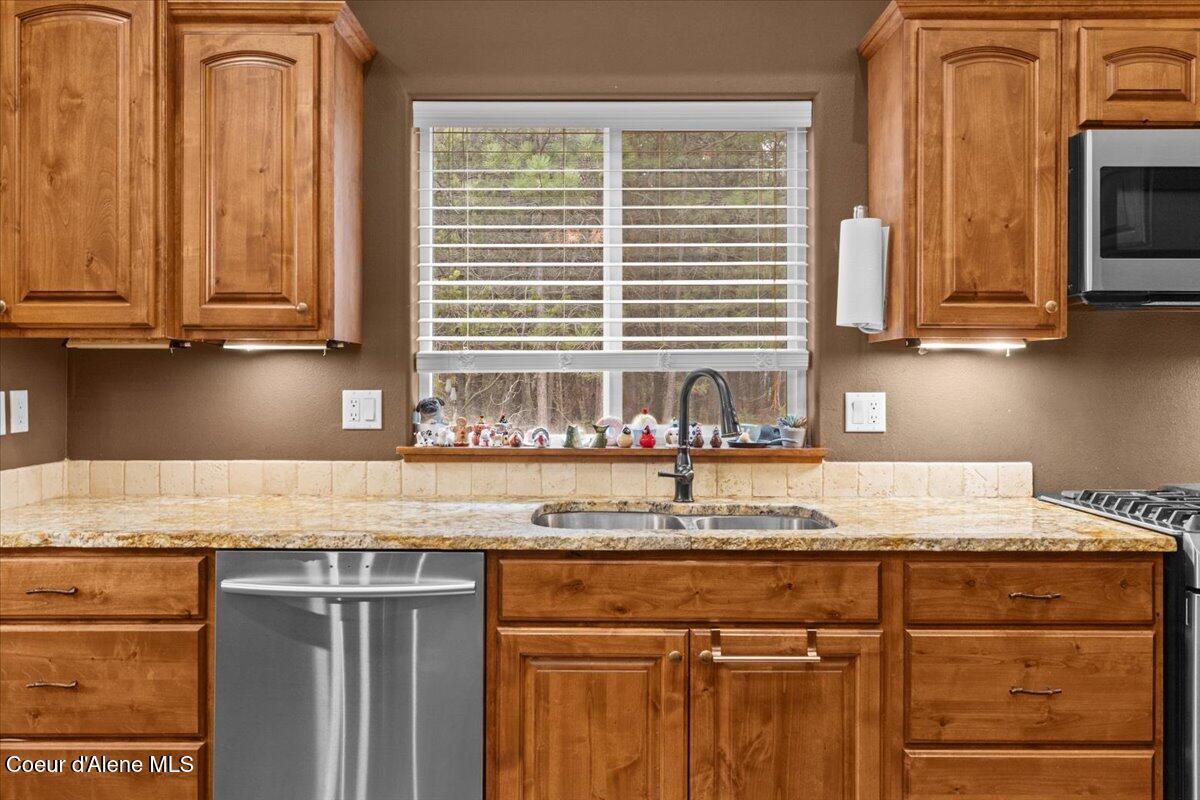 24665 Hunters Grove Court Rathdrum, ID 83858 - Photo 18 of 57 Kitchen