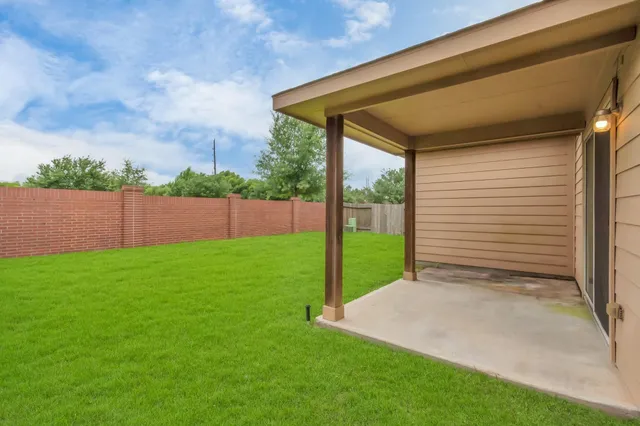 a view of back yard of the house