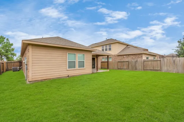 a view of a house with backyard and garden