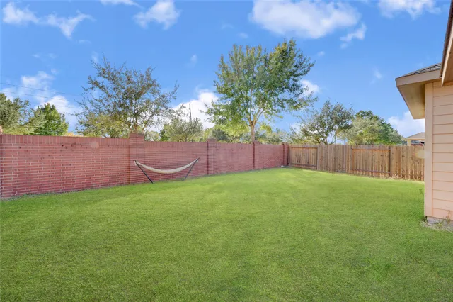 a view of yard with green space