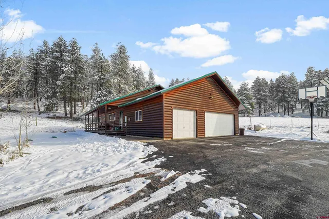 a view of a outdoor space with a house