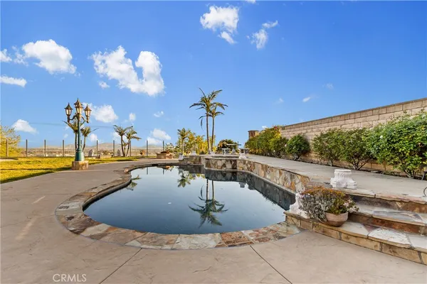 a view of livingroom with furniture