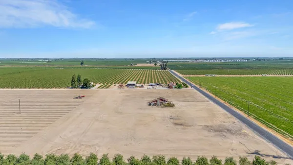 a view of a lake with a floor and nearby beach
