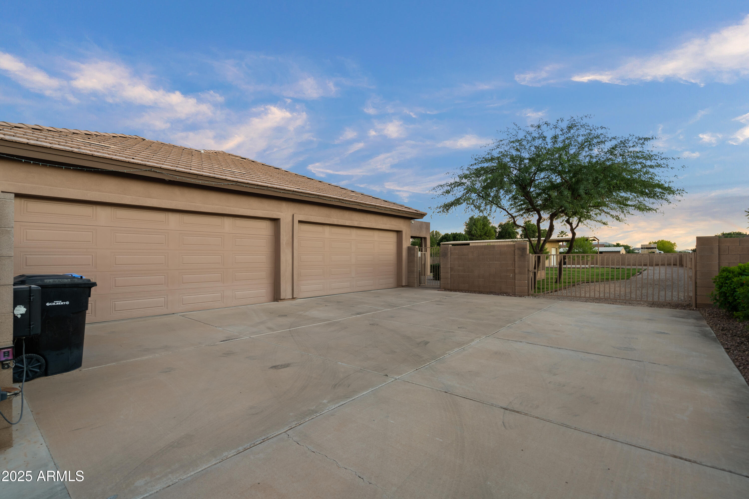 2667 East Melrose Street Gilbert, AZ 85297 - Photo 29 of 32 a backyard of a house with table and chairs