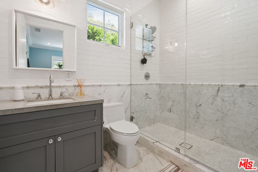 12090 Chalon Road Los Angeles, CA 90049 - Photo 26 of 39