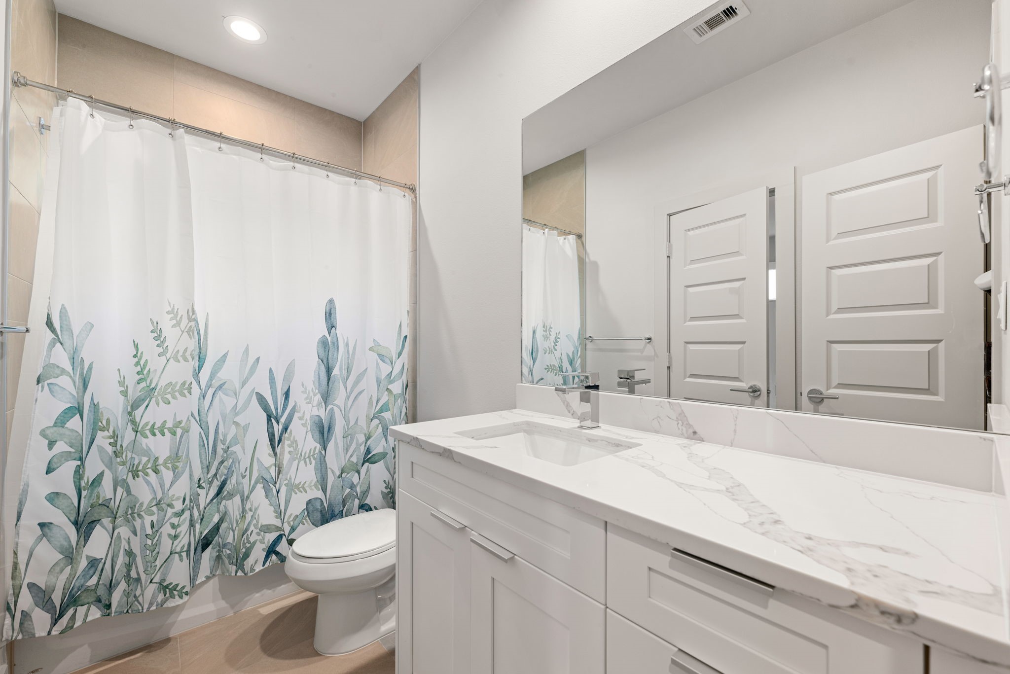 5722 Rucio Lane, Unit A Houston, TX 77092 - Photo 22 of 29 Secondary full bathroom.