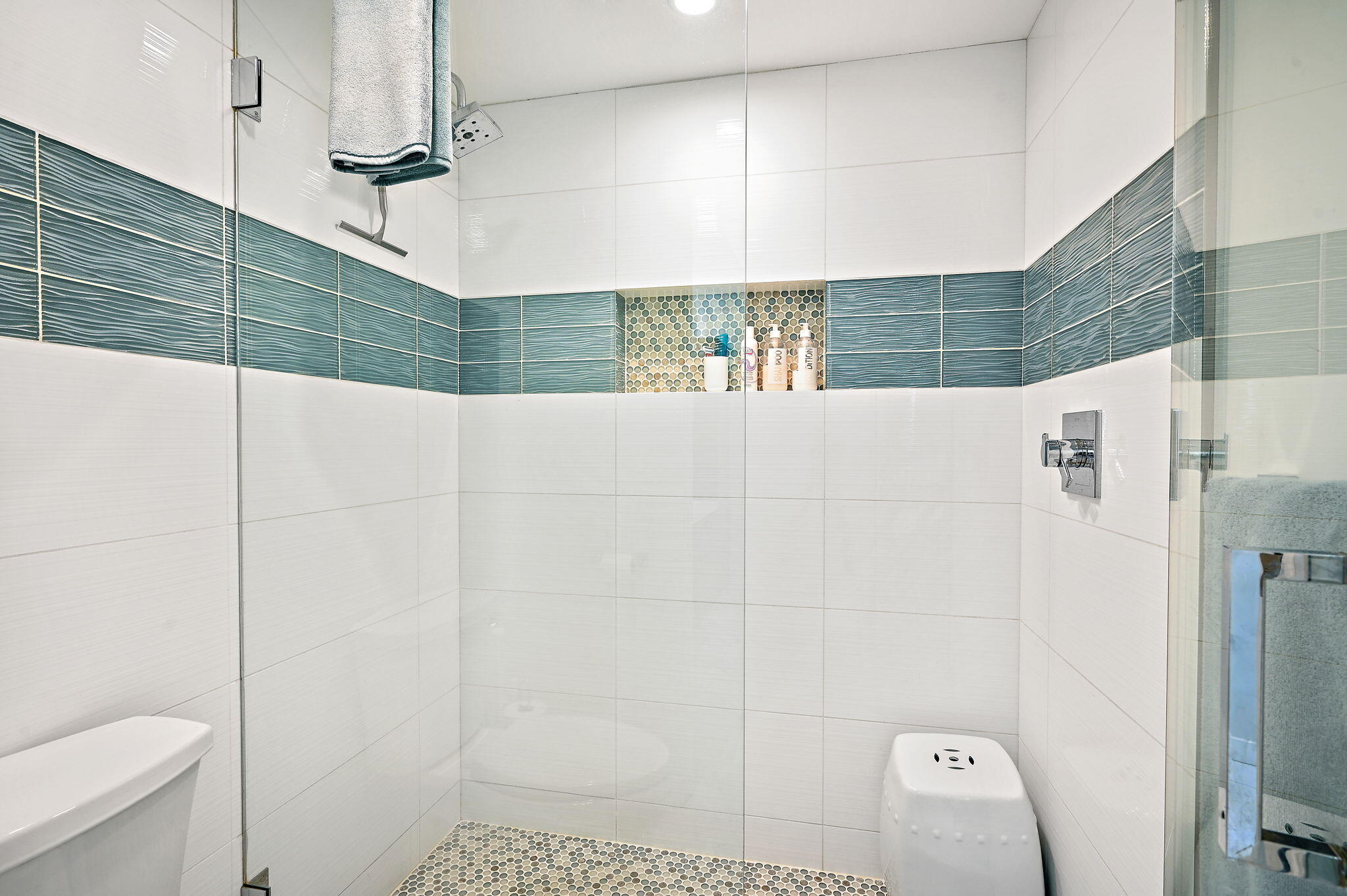 277 East Alejo Road, Unit 215 Palm Springs, CA 92262 - Photo 41 of 52 a bathroom with a shower