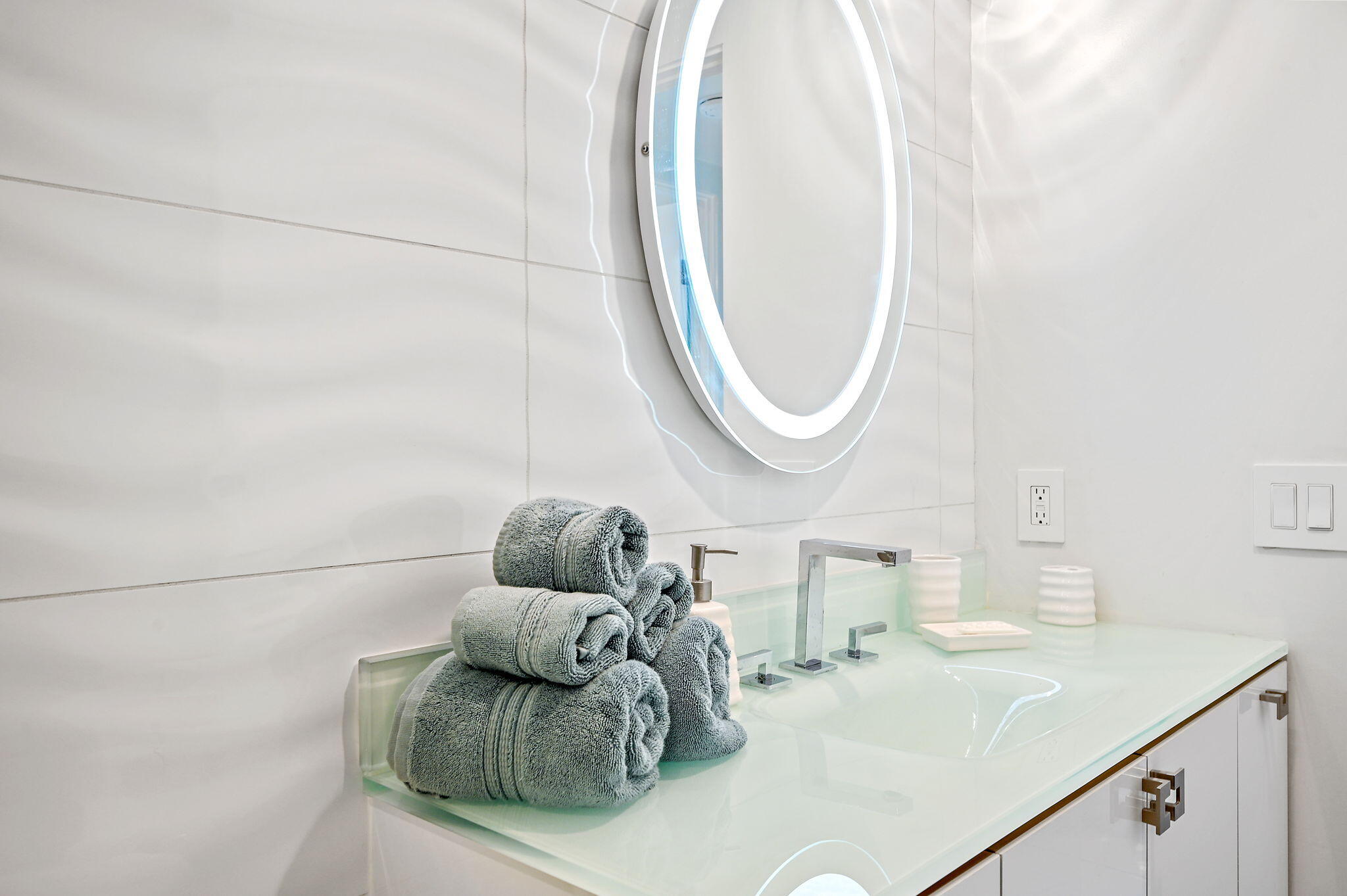 277 East Alejo Road, Unit 215 Palm Springs, CA 92262 - Photo 45 of 52 a bathroom with a sink and a mirror