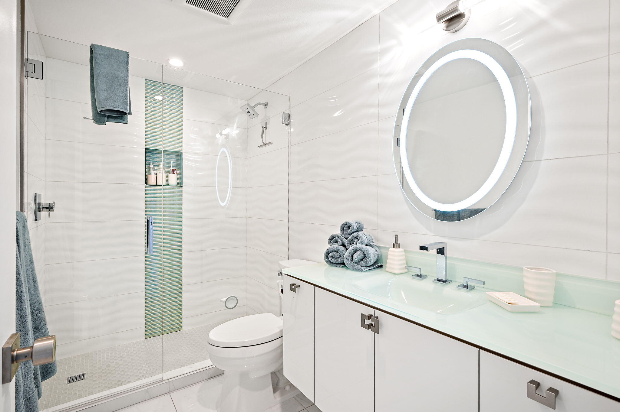 277 East Alejo Road, Unit 215 Palm Springs, CA 92262 - Photo 46 of 52 a bathroom with a toilet sink and mirror