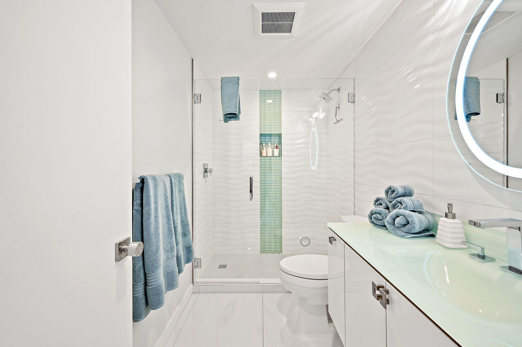 277 East Alejo Road, Unit 215 Palm Springs, CA 92262 - Photo 47 of 52 a bathroom with a sink toilet and shower