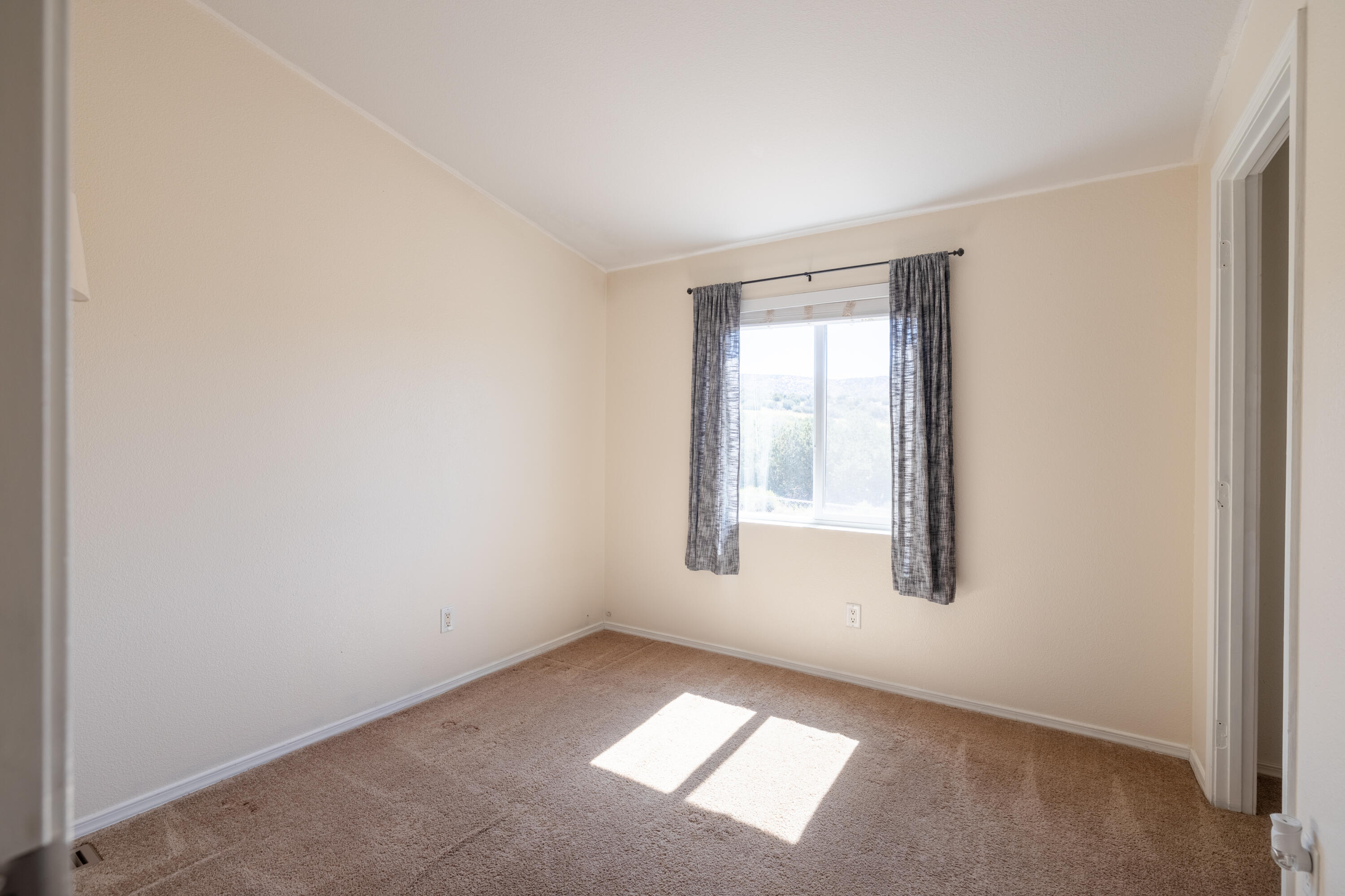 24804 Rodeo Drive Tehachapi, CA 93561 - Photo 21 of 69 JMY_0745-HDR