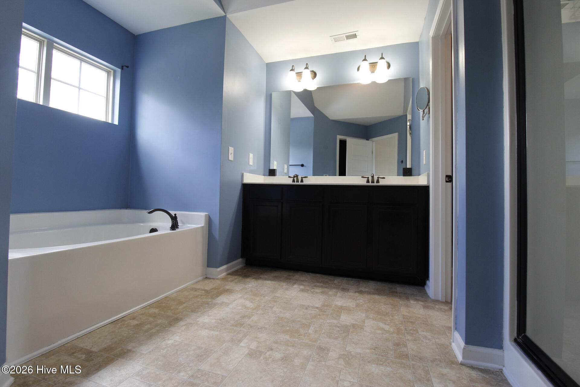 305 William Sharp Way Jacksonville, NC 28546 - Photo 19 of 30 Bathroom in owners suite