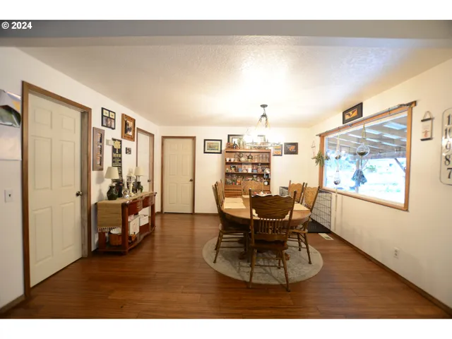 a view of a livingroom with furniture and furniture