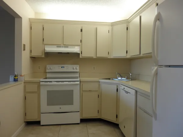 $1,325 | 322 Knotty Pine Circle, Unit D1, Greenacres, FL 33463