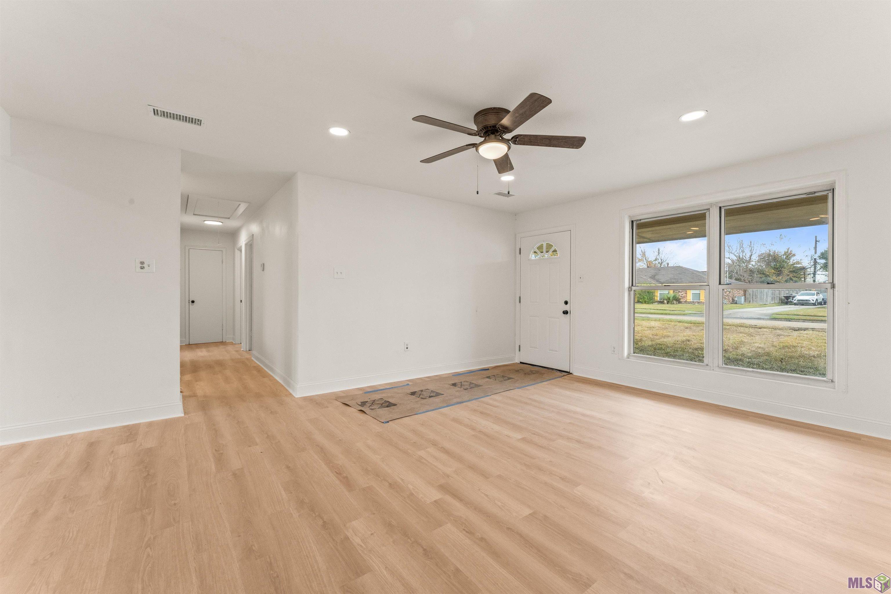 9458 West Darryl Parkway Baton Rouge, LA 70815 - Photo 2 of 31