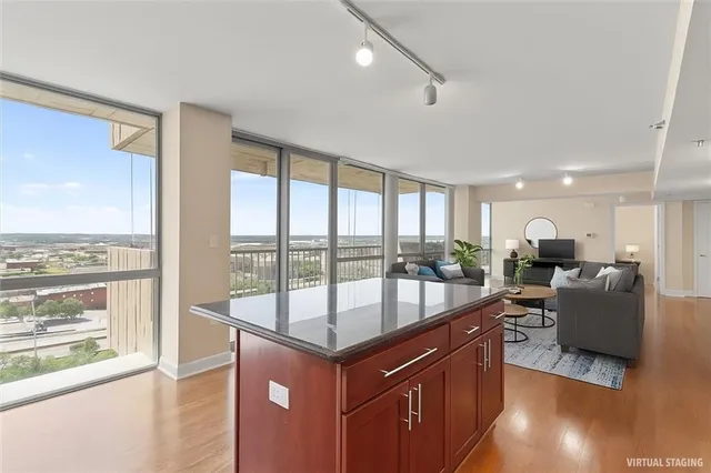 $315,000 | 600 Admiral Boulevard, Unit 1305, Kansas City, MO 64106