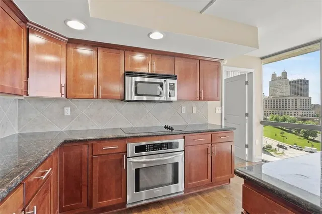 $315,000 | 600 Admiral Boulevard, Unit 1305, Kansas City, MO 64106