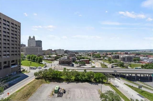 $315,000 | 600 Admiral Boulevard, Unit 1305, Kansas City, MO 64106